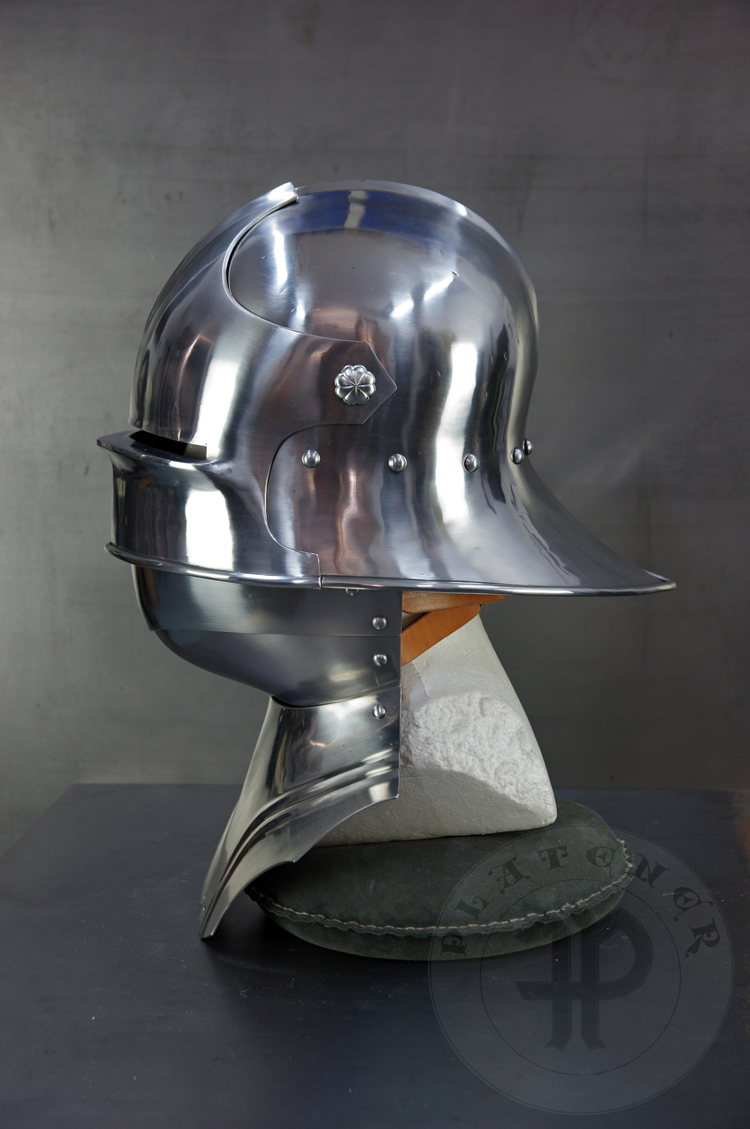 Sallet inspired by example from the Philadelphia Museum of Art; bevor inspired on Churburg CHS25 piece. Period: 1460-1470 Material: 2 mm steel with 0,3 % carbon. Heat treatment: sallet hardened and tempered up to 38 HRC and bevor up to 42 HRC. / Salada inspirowana na originale z Philadelphia Museum of Art; podbrdek oparty na oryginale z Churburga CHS25. Salada hartowana i odpuszczana do 38 HRC a podbrdek do 42 HRC.